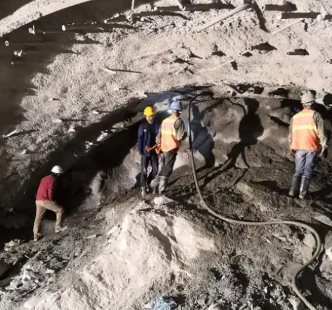 察哈尔右翼中拱顶带模注浆料的施工流程及注意事项